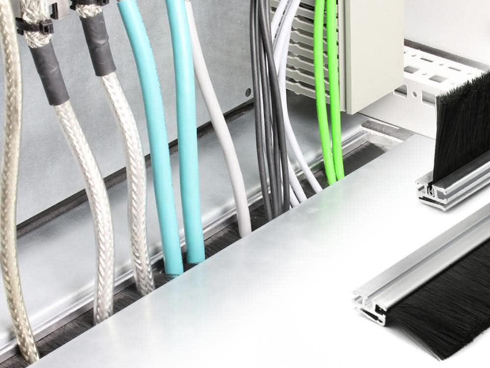 Enclosure base entry: Cable aperture with brush strip