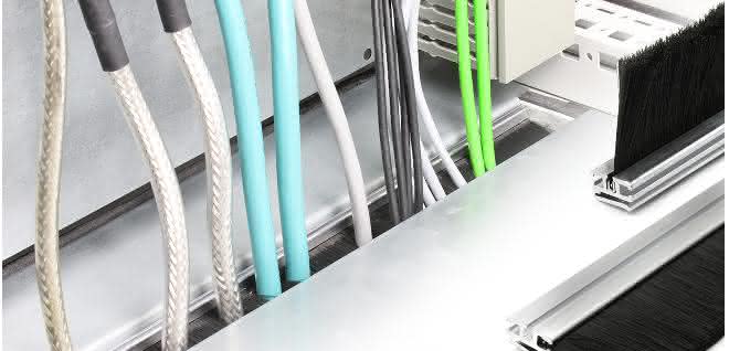 Enclosure base entry: Cable aperture with brush strip