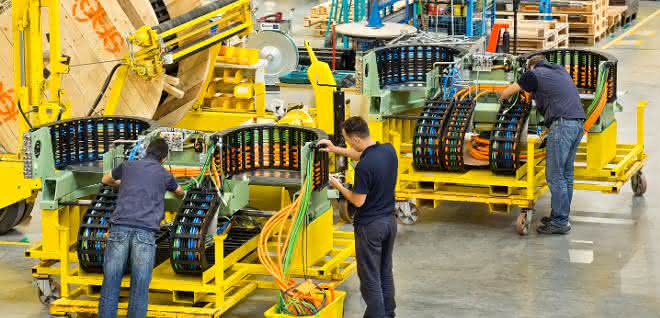 Connection of preassembled energy chains and Readychain Rack