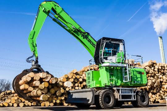 Sennebogen entwickelt Pick & Carry Umschlagbagger mit elektrischem Fahrantrieb