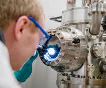 Michael Meischein vor dem Sputter-System, in dem die Nanopartikel durch simultane Beschichtung aus mehreren Quellen in einer ionischen Flüssigkeit erzeugt werden. Michael Meischein vor dem Sputter-System, in dem die Nanopartikel durch simultane Beschichtung aus mehreren Quellen in einer ionischen Flüssigkeit erzeugt werden.