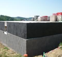 Mauerwerksfeuchte abwehren: Drainsteinsystem schützt vor Feuchtigkeit