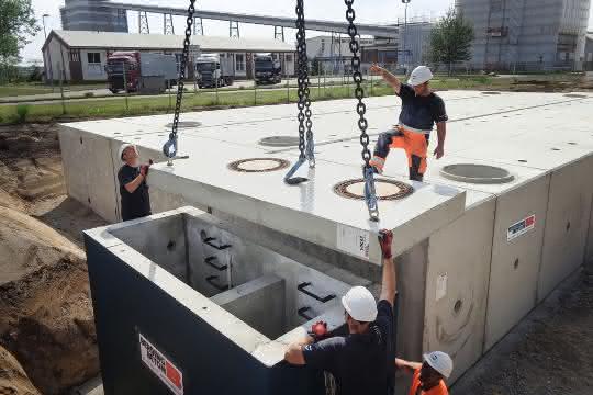 Hier wird gerade die Abdeckplatte auf dem Drosselschacht platziert