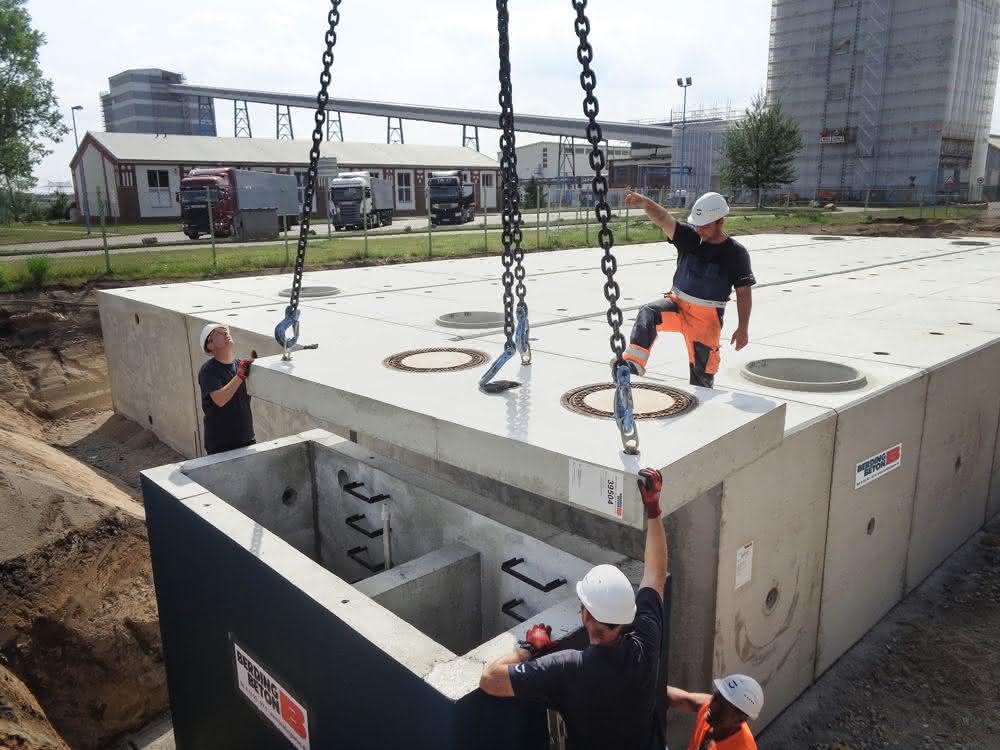 Hier wird gerade die Abdeckplatte auf dem Drosselschacht platziert