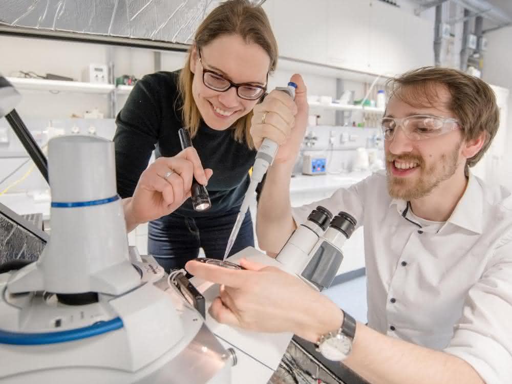 Kristina Tschulik und Mathies Evers entwickeln Methoden, um seltene und teure Edelmetall-Partikel möglichst ressourcenschonend als Katalysatoren nutzen zu können.