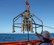 Untersuchungen von Sedimentzusammensetzung und Bodenlebewesen in einer Greiferprobe auf dem Meer. Untersuchungen von Sedimentzusammensetzung und Bodenlebewesen in einer Greiferprobe auf dem Meer.