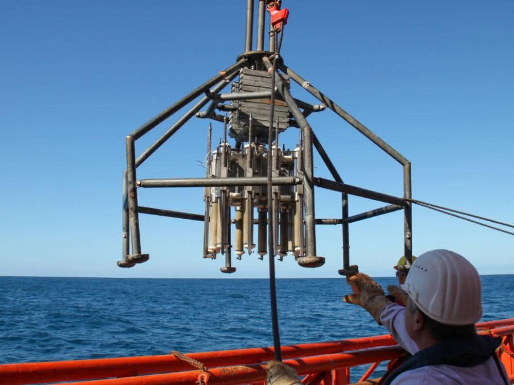 Untersuchungen von Sedimentzusammensetzung und Bodenlebewesen in einer Greiferprobe auf dem Meer. Untersuchungen von Sedimentzusammensetzung und Bodenlebewesen in einer Greiferprobe auf dem Meer.