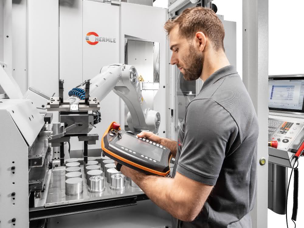 Automatisierte Werkzeugmaschine bei Hermle.