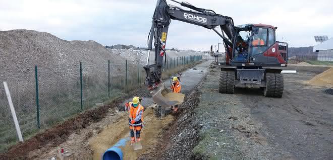 Der Rohrgraben wird mit auf die Baustelle geliefertem Ersatzmaterial verfüllt