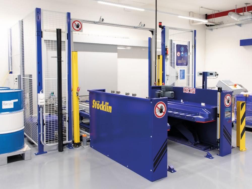 Collected pallets are fed in at the front via a feed roller conveyor and conveyed to a turnstile.