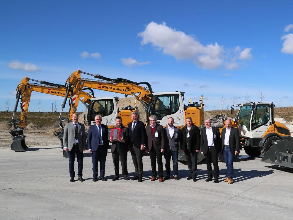 Baumaschinenflotte erweitert: 21 neue Liebherr-Baumaschinen an Wolff & Müller übergeben