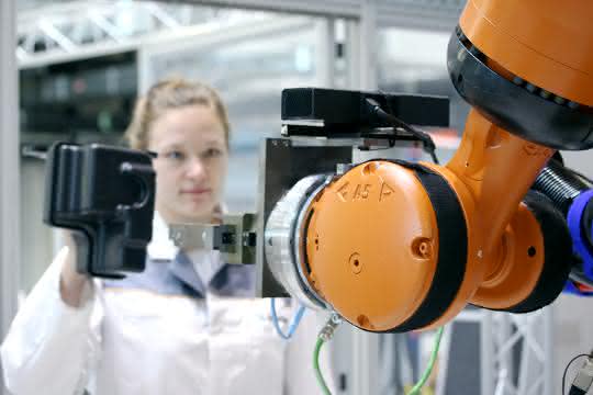 Fraunhofer-IWU-Industrieroboter MRK: Roboter erkennen Gesten und Mimik