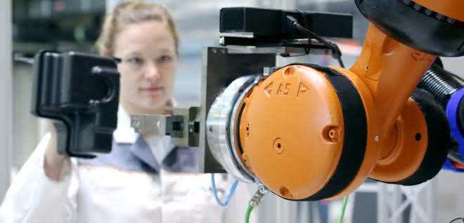 Fraunhofer IWU industrial robots MRK: Robots recognize gestures and facial expressions