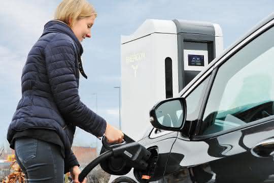 Infrastruktur für E-Mobilität: Schnell und sicher Energie tanken