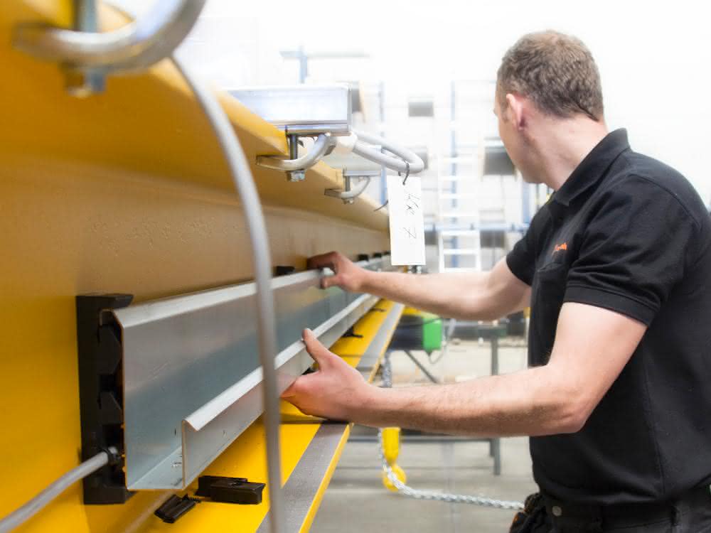 Cable Tow Mounting Easy Guide System Cable carriers: Flexible guide channel for indoor cranes
