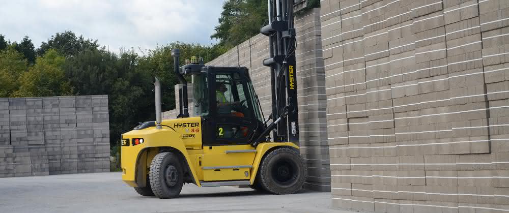 Transportiert die Steinblöcke zum Lagerplatz: der neue Hyster Stapler.