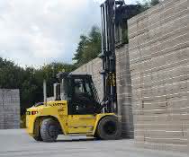 Transporting the blocks to the storage area: the new Hyster forklift. Transporting the blocks to the storage area: the new Hyster forklift.