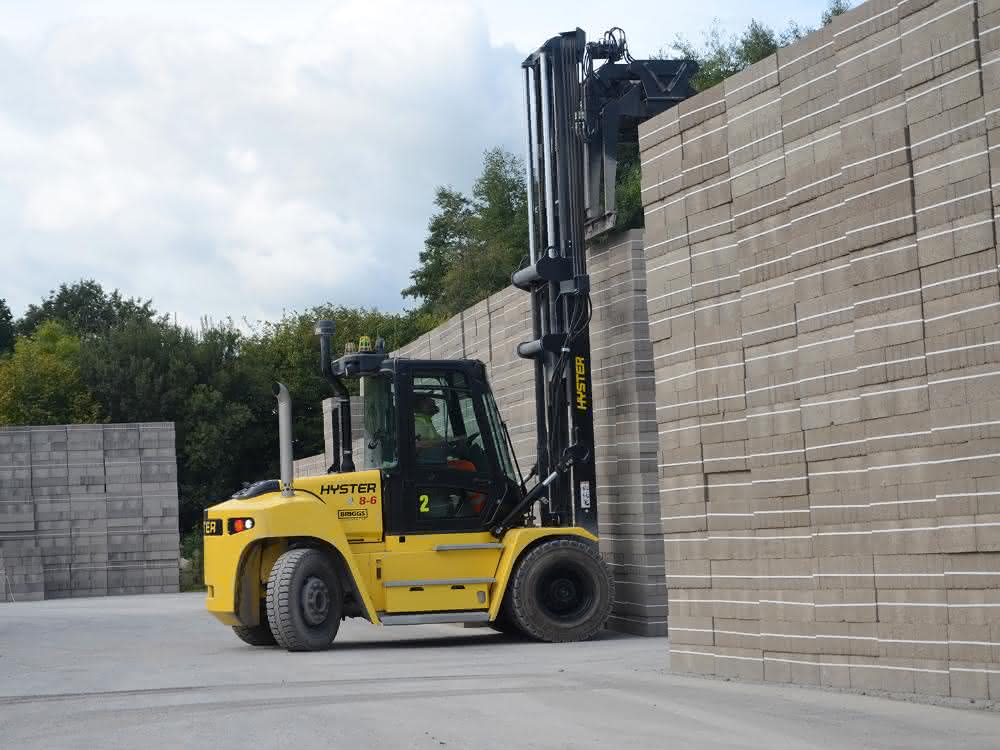 Transportiert die Steinblöcke zum Lagerplatz: der neue Hyster Stapler.