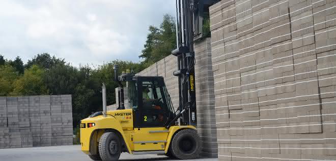 Transportiert die Steinblöcke zum Lagerplatz: der neue Hyster Stapler.