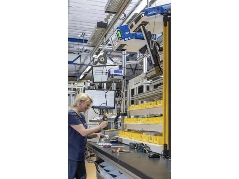 Assembly of the thermal management products is guided by the assistant Assembly of the thermal management products is guided by the assistant