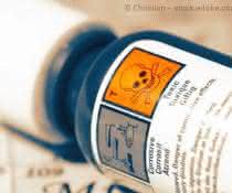 In der Datenbank des US-amerikanischen Chemical Abstract Service (CAS) finden sich Informationen zu allen bis dato bekannten Stoffen. Fläschchen mit Toxic-Aufkleber