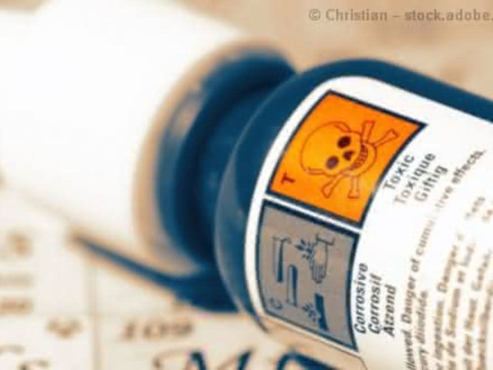 In der Datenbank des US-amerikanischen Chemical Abstract Service (CAS) finden sich Informationen zu allen bis dato bekannten Stoffen. Fläschchen mit Toxic-Aufkleber