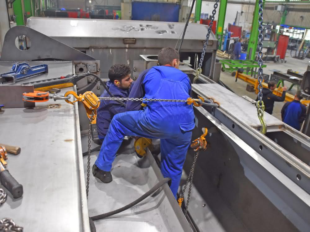 Metal processing: Lever hoists in housing production
