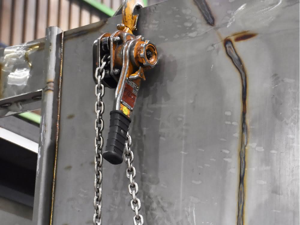 Metal processing: Lever hoists in housing production