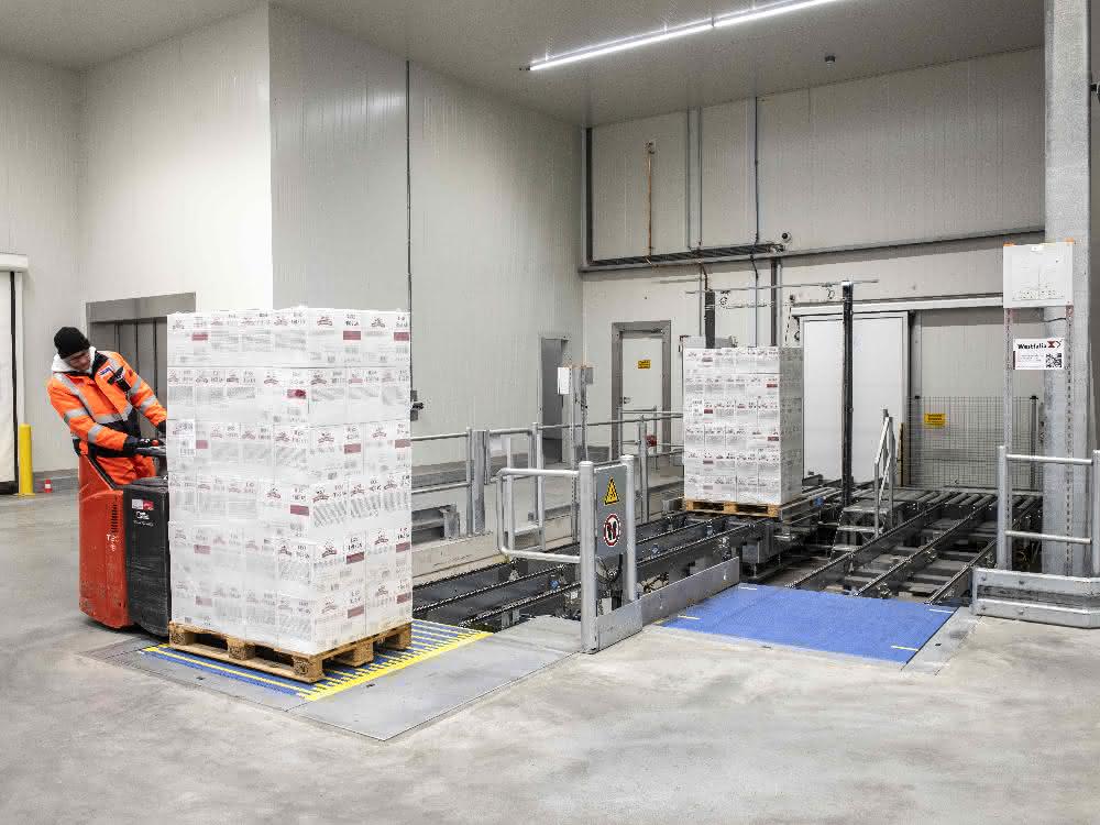 Store at 24 degrees below zero: Compact warehouse for deep-freeze logisticians Store at 24 degrees below zero: Compact warehouse for deep-freeze logisticians