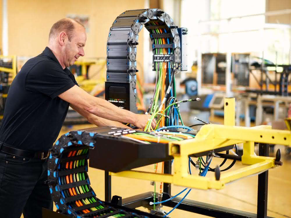 QL production Cable assembly: Cable carriers delivered to the line ready for installation