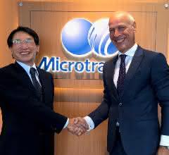Hiroshi Nakamura, Executive Vice President Nikkiso Co. Ltd. (li.) und Andries Verder, Eigentümer Verder Gruppe (re.)