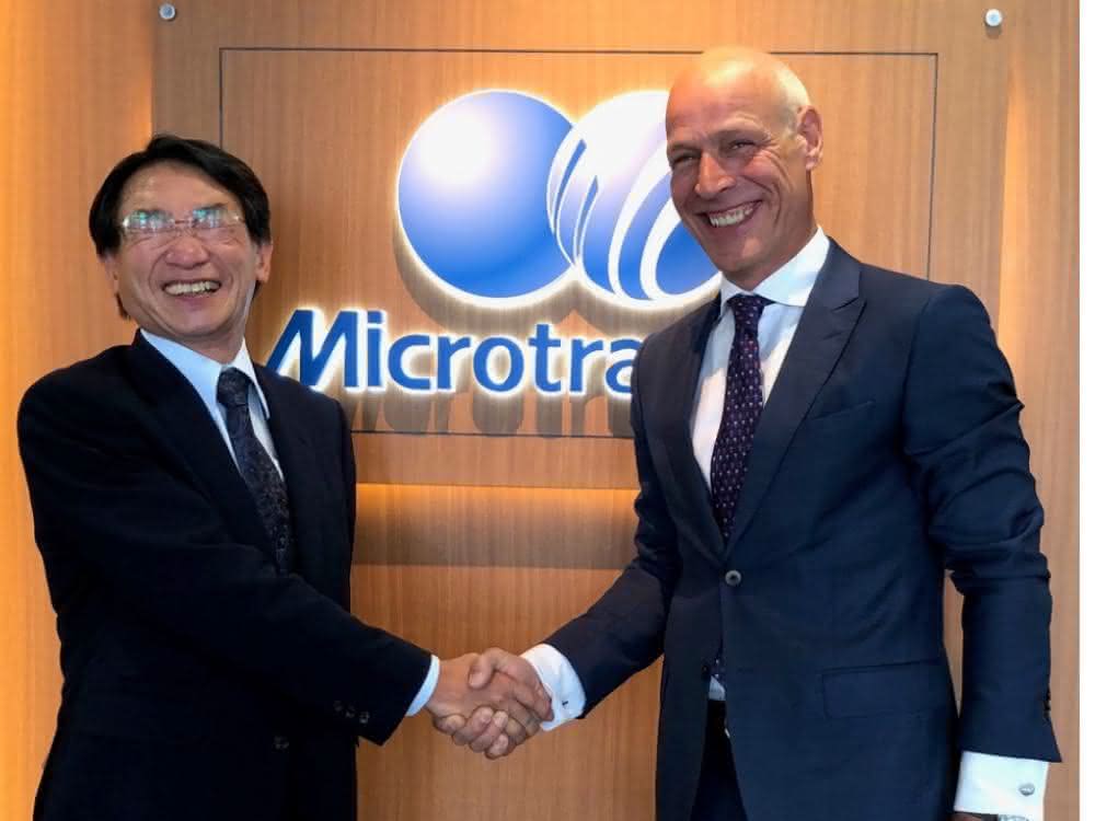 Hiroshi Nakamura, Executive Vice President Nikkiso Co. Ltd. (li.) und Andries Verder, Eigentümer Verder Gruppe (re.)