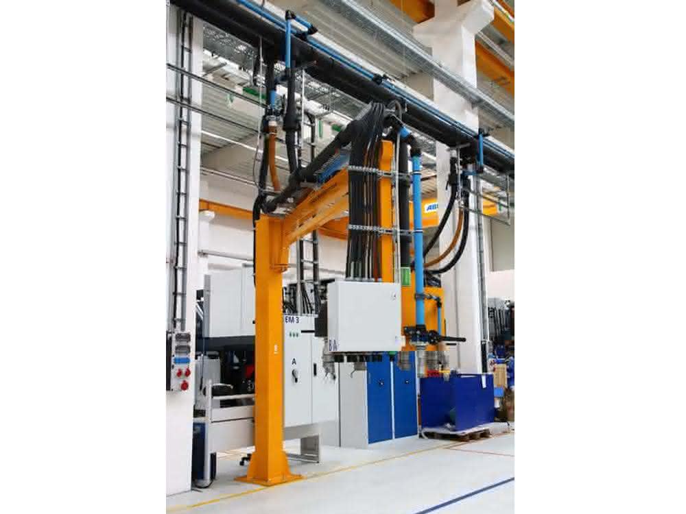 Flexible supply lines for compressed air, cooling water and power current