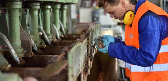 Erzaufbereitung mit Schaumflotation: Dr. Martin Rudolph (Helmholtz-Institut Freiberg für Ressourcentechnologie des HZDR) an der Pilotanlage in Freiberg.