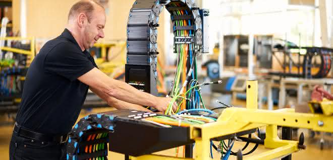QL production Cable assembly: Cable carriers delivered to the line ready for installation