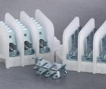 Flat plug distribution strips: Securely and quickly connected