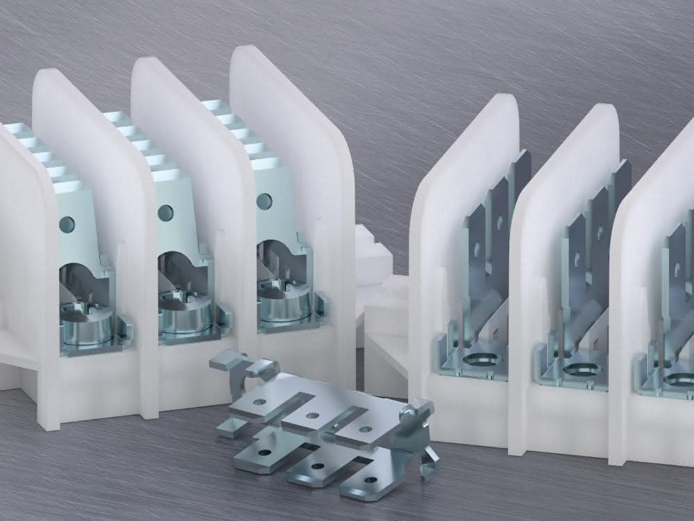 Flat plug distribution strips: Securely and quickly connected