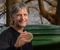 Prof. Dr. Hans-Peter Grossart erforscht die mikrobielle Besiedlung von Mikroplastik in Gewässern. Prof. Dr. Hans-Peter Grossart erforscht die mikrobielle Besiedlung von Mikroplastik in Gewässern.