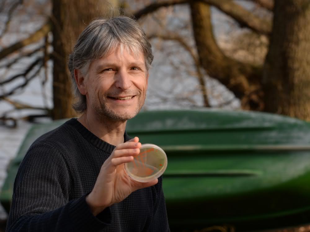 Prof. Dr. Hans-Peter Grossart erforscht die mikrobielle Besiedlung von Mikroplastik in Gewässern.