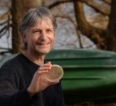Prof. Dr. Hans-Peter Grossart erforscht die mikrobielle Besiedlung von Mikroplastik in Gewässern.