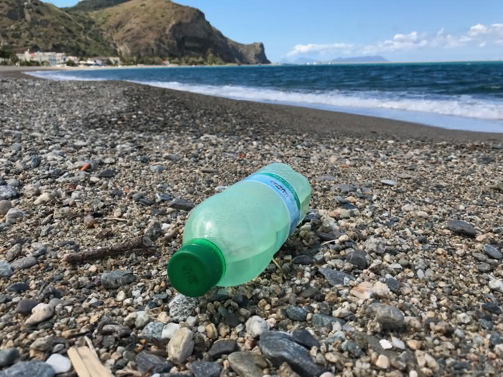 Plastikflasche am Strand