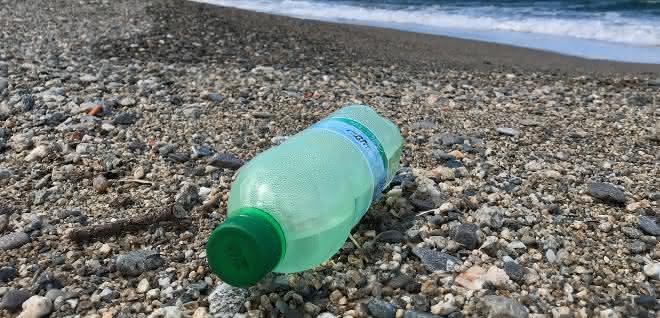 Plastikflasche am Strand
