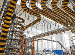 Aus materialfluss 5/19: Mehr Flexibilität beim Keksebacken Förderanlage für Großbäckerei