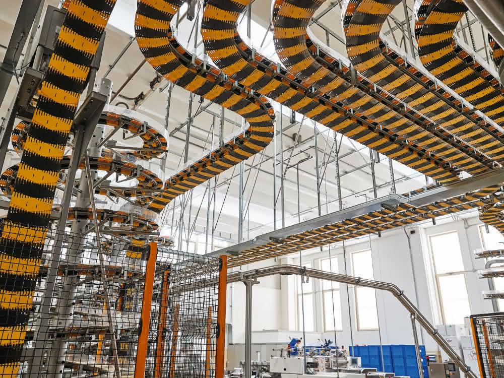 Conveyor system for industrial bakery