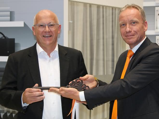 Führungswechsel: Thomas Sonntag neuer Geschäftsführer bei Jettainer Carsten Hernig (rechts) und sein Nachfolger als Geschäftsführer der Jettainer GmbH Thomas Sonntag