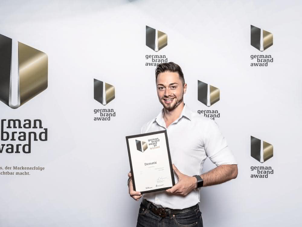 Dominic Fischer, Eventmarketing Manager bei Dematic, nahm in Berlin den German Brand Award für Dematic entgegen.