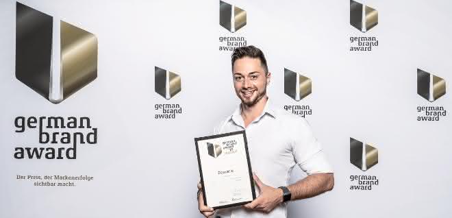 Dominic Fischer, Eventmarketing Manager bei Dematic, nahm in Berlin den German Brand Award für Dematic entgegen. Dominic Fischer, Eventmarketing Manager bei Dematic, nahm in Berlin den German Brand Award für Dematic entgegen.