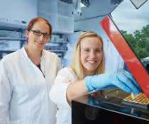Dr. Nora Karnowski (links) und Dr. Maren Hamann (rechts) von der Universität Bonn arbeiten im Life Science Inkubator am Forschungszentrum Caesar an der zukünftigen Ausgründung Clickmer Systems. Dr. Nora Karnowski (links) und Dr. Maren Hamann (rechts) von der Universität Bonn arbeiten im Life Science Inkubator am Forschungszentrum Caesar an der zukünftigen Ausgründung Clickmer Systems.