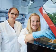 Dr. Nora Karnowski (links) und Dr. Maren Hamann (rechts) von der Universität Bonn arbeiten im Life Science Inkubator am Forschungszentrum Caesar an der zukünftigen Ausgründung Clickmer Systems. Dr. Nora Karnowski (links) und Dr. Maren Hamann (rechts) von der Universität Bonn arbeiten im Life Science Inkubator am Forschungszentrum Caesar an der zukünftigen Ausgründung Clickmer Systems.