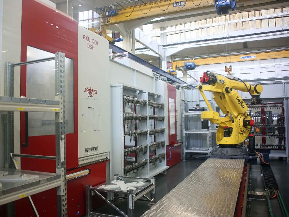 543 internal and external tool stations Tool places